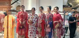 Kebaya “Melati di Tapal Batas” dalam acara Merayakan Kebaya, Merayakan Pesona Perempuan Indonesia yang diselenggarakan Mustika Ratu bersama Sarinah dalam rangka Hari Kebaya Nasional 2026 di Sarinah Thamrin, Jakarta, Jumat (24/7/2026). (Liputan6.com/Nurri Indah)