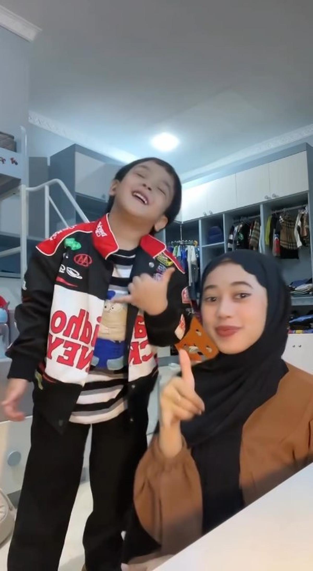 Joget Bareng Pengasuhnya, Gaya Gala Sky bak Anak Bujang - Disebut Jefri Nichol Versi Sachet