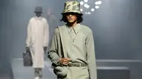 Model asal Surabaya, Rizal Rama memeragakan koleksi Fendi Men's Fall/Winter 2022/2023 pada 15 Januari 2022 di Milan Fashion Week. (MIGUEL MEDINA / AFP)