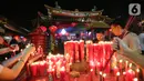 Suasana Vihara Boen Tek Bio pada perayaan malam Tahun Baru Imlek 2571 di Tangerang, Jumat (24/1/2020). Suasana vihara tertua di Kota Tangerang yang meriah dihiasi dengan lampion dan lilin di halaman. (Liputan6.com/Fery Pradolo)