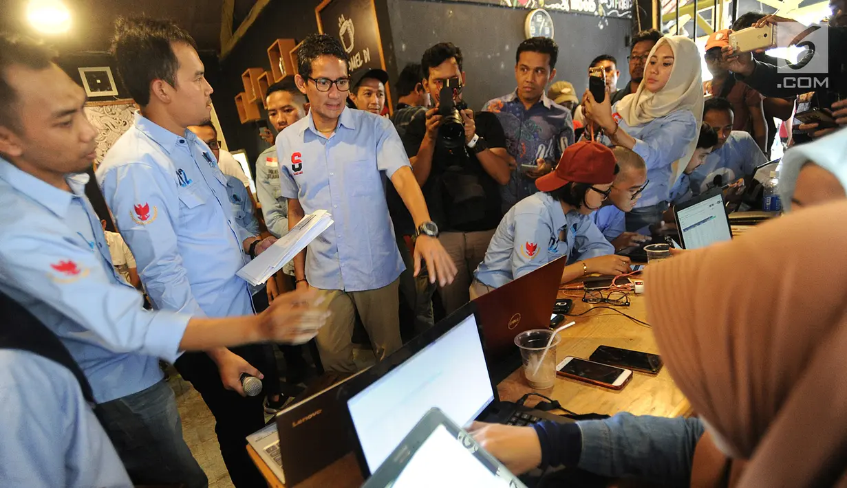 Cawapres 02 Sandiaga Uno saat meninjau relawan yang melakukan penghitungan C-1 di Insomniak Caffe and Lounge di Jalan Tarumanegara, Ciputat Timur, Tangerang Selatan, Kamis (25/4). Sandi menyebut, untuk sementara, data C1 yang masuk di relawan Ruang Sandi sudah 60%. (merdeka.com/Arie Basuki)