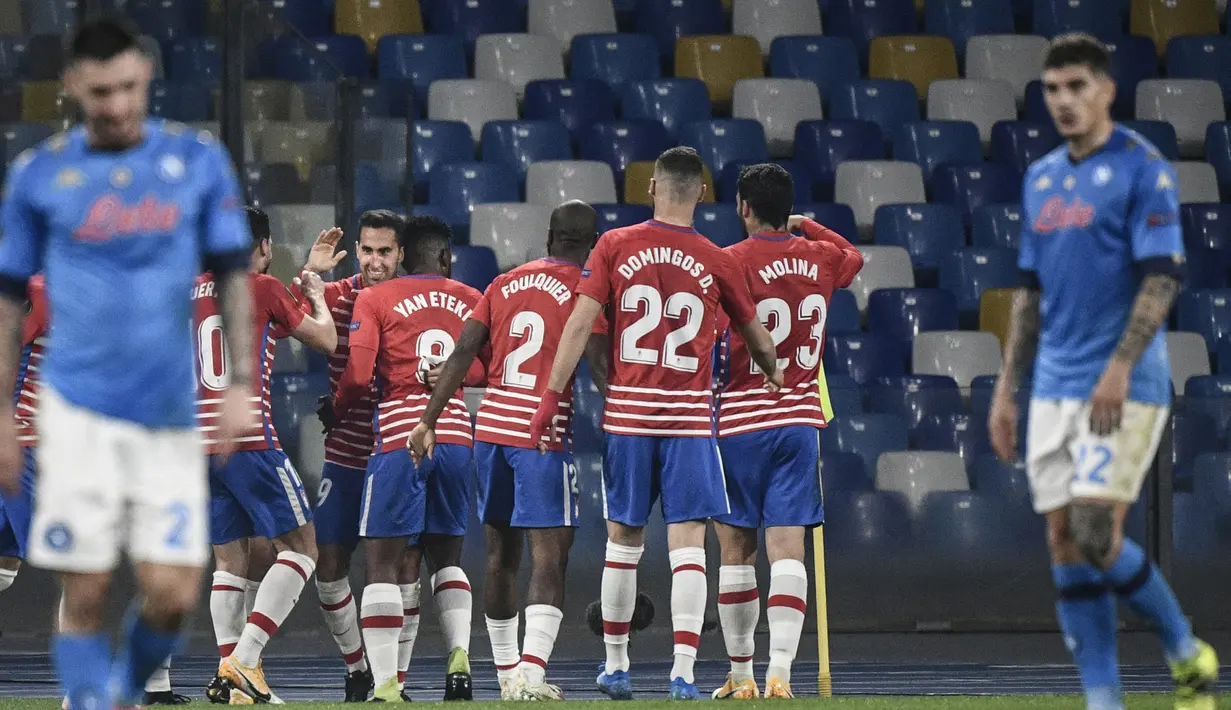 Para pemain Granada merayakan gol penyeimbang 1-1 ke gawang Napoli yang dicetak gelandang Angel Montoro dalam laga leg kedua babak 32 Besar Liga Europa 2020/21 di Diego Armando Maradona Stadium, Kamis (25/2/2021). Granada kalah 1-2 dari Napoli. (AFP/Filippo Monteforte)