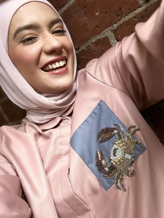 Dengan wajah sumringah, Putri Anne berbagi selfie dengan lipstik nude gloss yang cantik [@anneofficial1990]