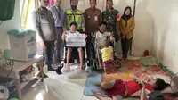 PT Pamapersada Nusantara memberikan bantuan kursi roda elektrik ke warga penyandang disabilitas di Balikpapan Timur.