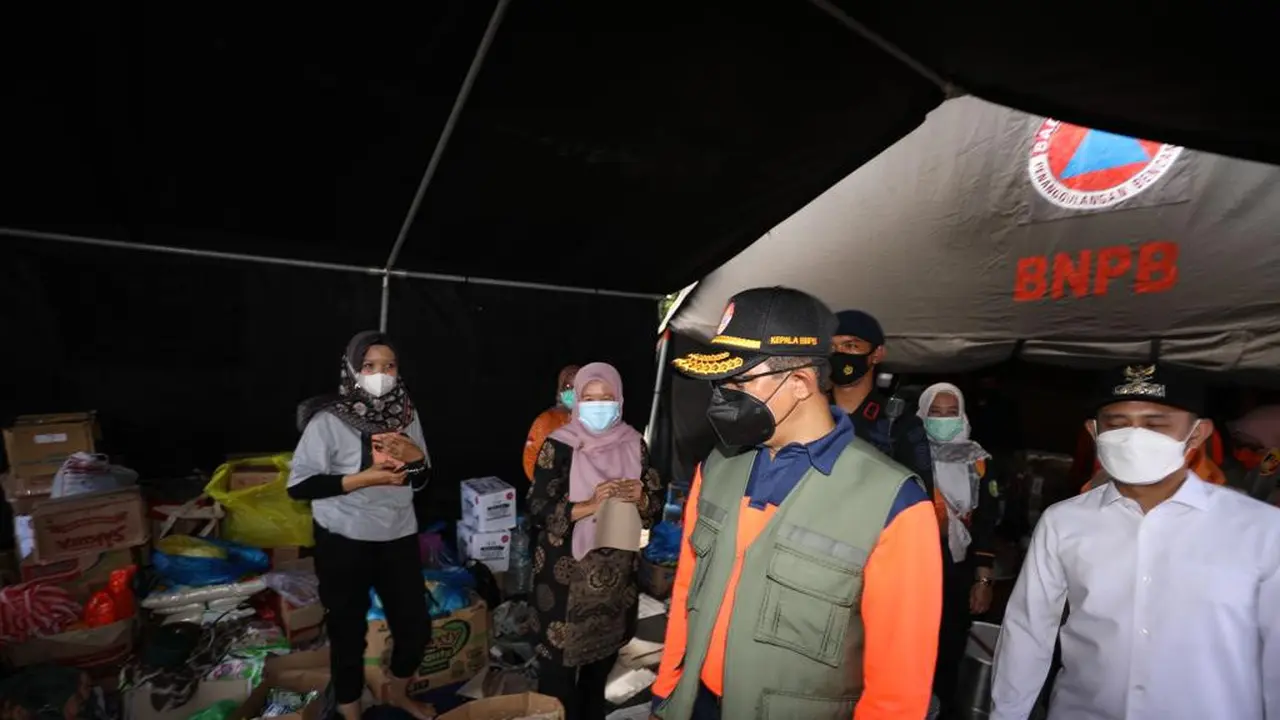 Kepala BNPB Mayjen TNI Suharyanto meninjau pos pengungsi banjir di Kalimantan Tengah, Minggu (21/11/2021).
