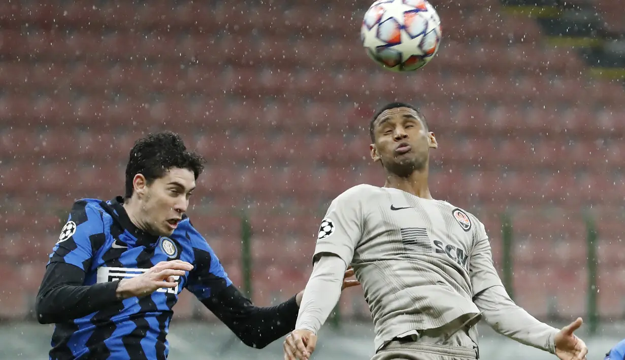 Pemain Shakhtar Donetsk, Tete berebut bola udara dengan bek Inter Milan, Alessandro Bastoni dalam laga lanjutan Grup B Liga Champions di stadion San Siro di Milan, Italia, Kamis (10/12/2020). (AP Photo/Antonio Calanni)