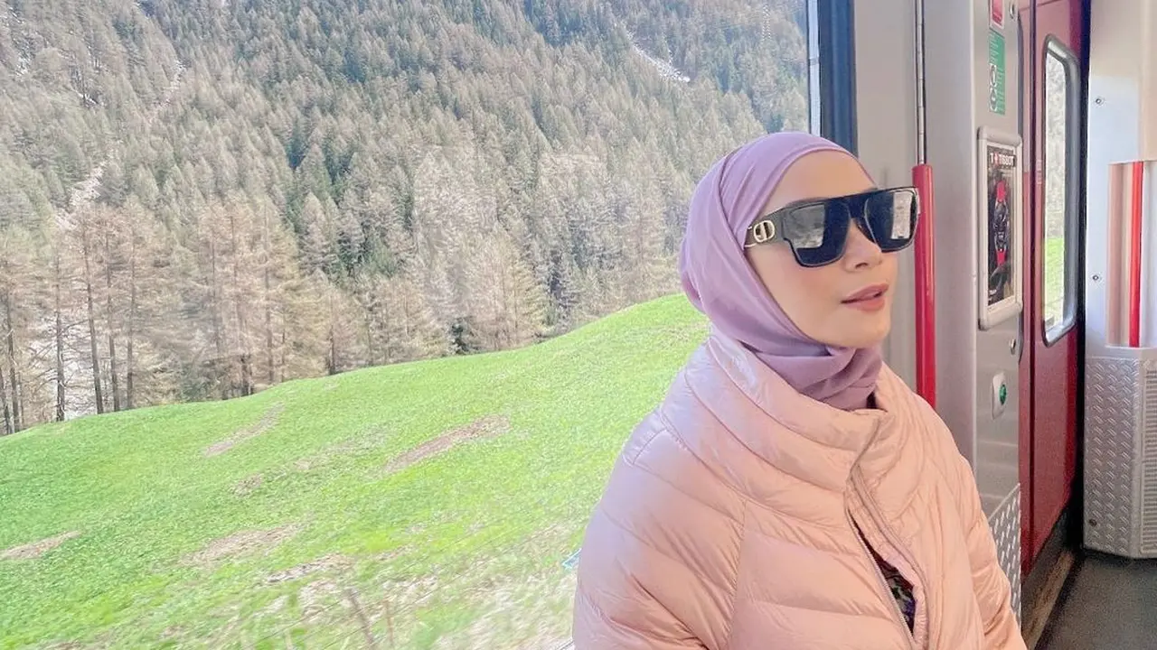 9 Potret Sheza Idris Umumkan Kehamilan di Eropa dengan Outfit Feminin, Padukan Look Cewek Kue dan Cewek Bumii