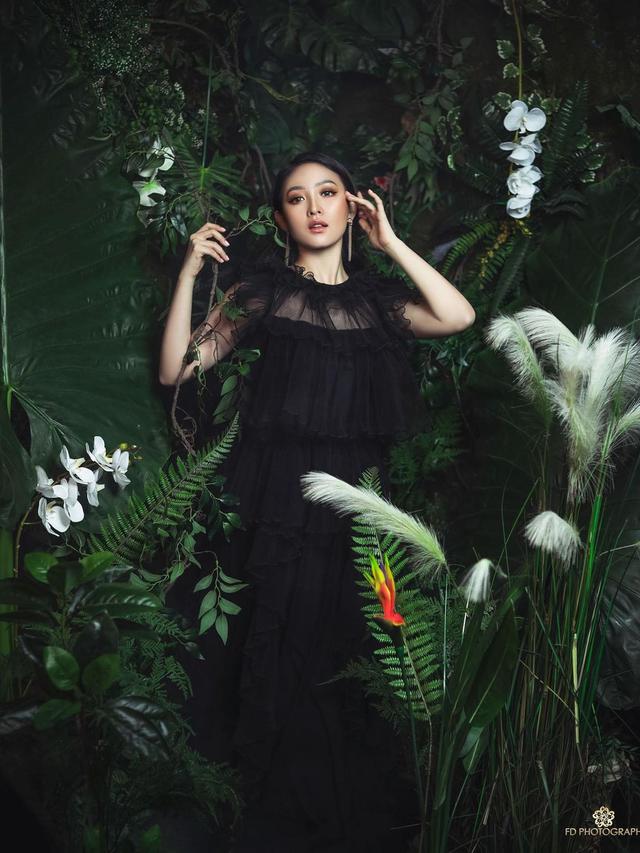 6 Pemotretan Natasha Wilona Bertema 'Secret Black Forest', Memukau