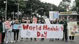 Aksi Mahasiswa Universitas Muhammadiyah Prof. Dr. Hamka saat menggelar kampanye bahaya merokok di car free day (CFD), Jakarta, Minggu (8/4). Mahasiswa mengajak masyarakat hidup sehat tanpa merokok. (Merdeka.com/Iqbal Nugroho)