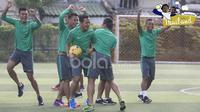 Para pemain tampak rileks mengikut latihan ringan tersebut, tawa canda mewarnai latihan jelang laga penentuan juara Piala AFF 2016. (Bola.com/Vitalis Yogi Trisna)
