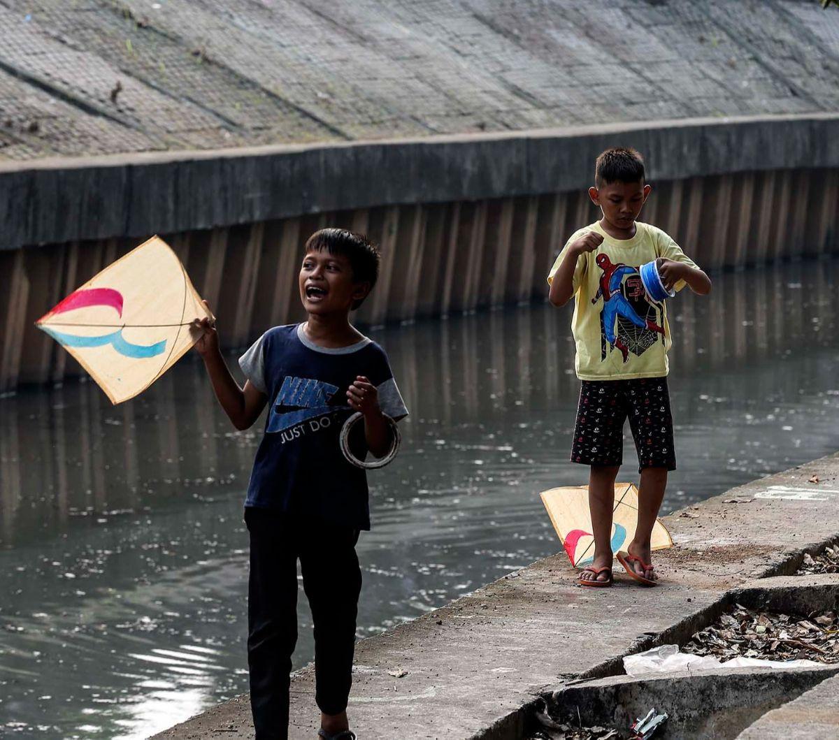 Minimnya ruang terbuka hijau, membuat anak-anak di Jakarta bermain di tempat tak semestinya. 

Seperti yang terlihat di Jalan Inspeksi, Jakarta Barat, beberapa anak tampak asyik bermain layang-layang di pinggiran kali.