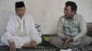 Ketum PPP versi Muktamar Surabaya, Romahurmuzy (kanan) berbincang dengan mantan Wapres RI, Hamzah Haz di kawasan Kuningan, Jakarta, Selasa (7/4/2015). Pertemuan dihadiri para petinggi partai tersebut dan berlangsung tertutup. (Liputan6.com/Johan Tallo)