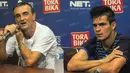 Pelatih Arema, Milomir Seslija, mengajak Gustavo Giron dalam konferensi pers seusai laga uji coba melawan Persija di Stadion Kanjuruhan, Malang, Sabtu, (16/4/2016). (Bola.com/Iwan Setiawan)