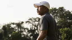Pelatih Timnas Indonesia U-16, Fachri Husaini, memantau anak asuhnya saat melawan Kabomania U-17 pada laga uji coba di Stadion Atang Sutresna, Jakarta Timur, Jumat (8/9/2017). Timnas U-16 menang 6-1 atas Kabomania U-17. (Bola.com/Vitalis Yogi Trisna)