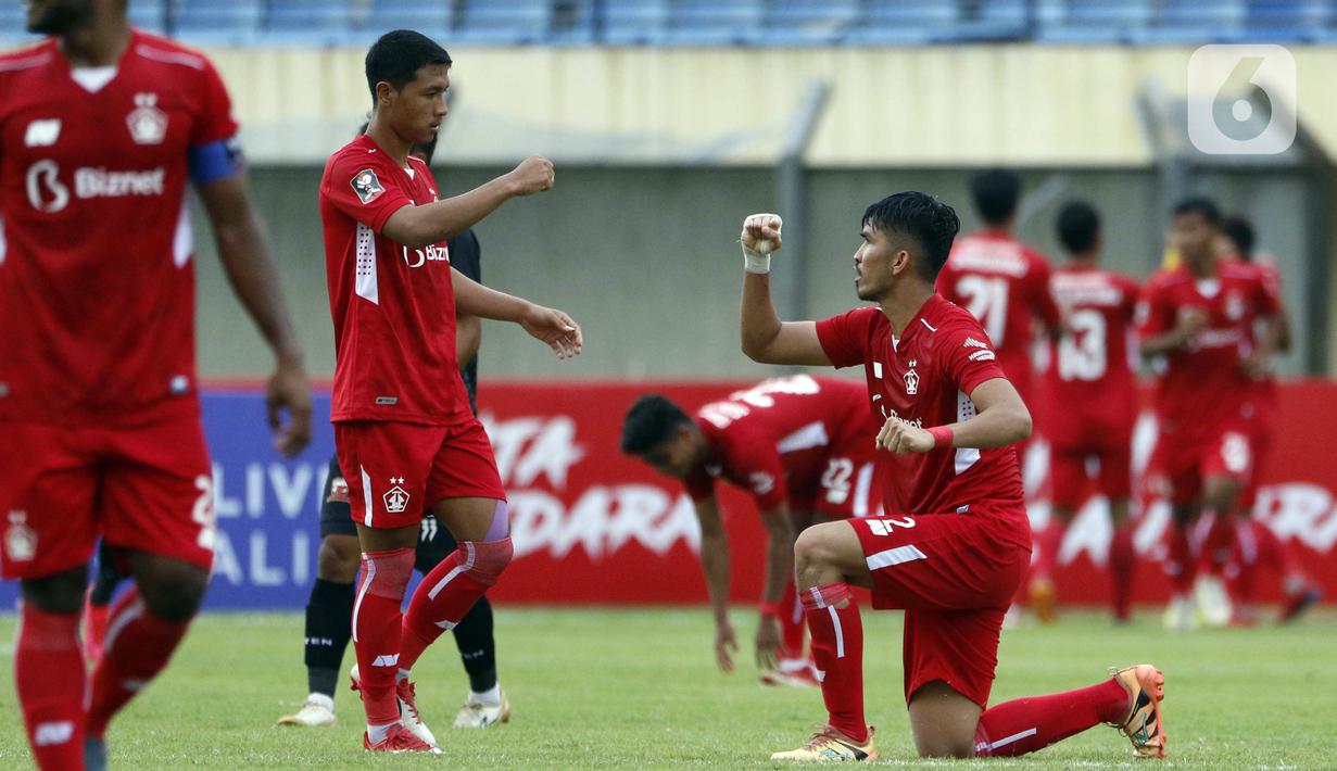 Selebrasi pemain Persik Kediri usai mengalahkan Madura United dalam pertandingan babak penyisihan Grup C Piala Menpora 2021 di Stadion Si Jalak Harupat, Bandung, Sabtu (3/4/2021). (Bola.com/Ikhwan Yanuar)