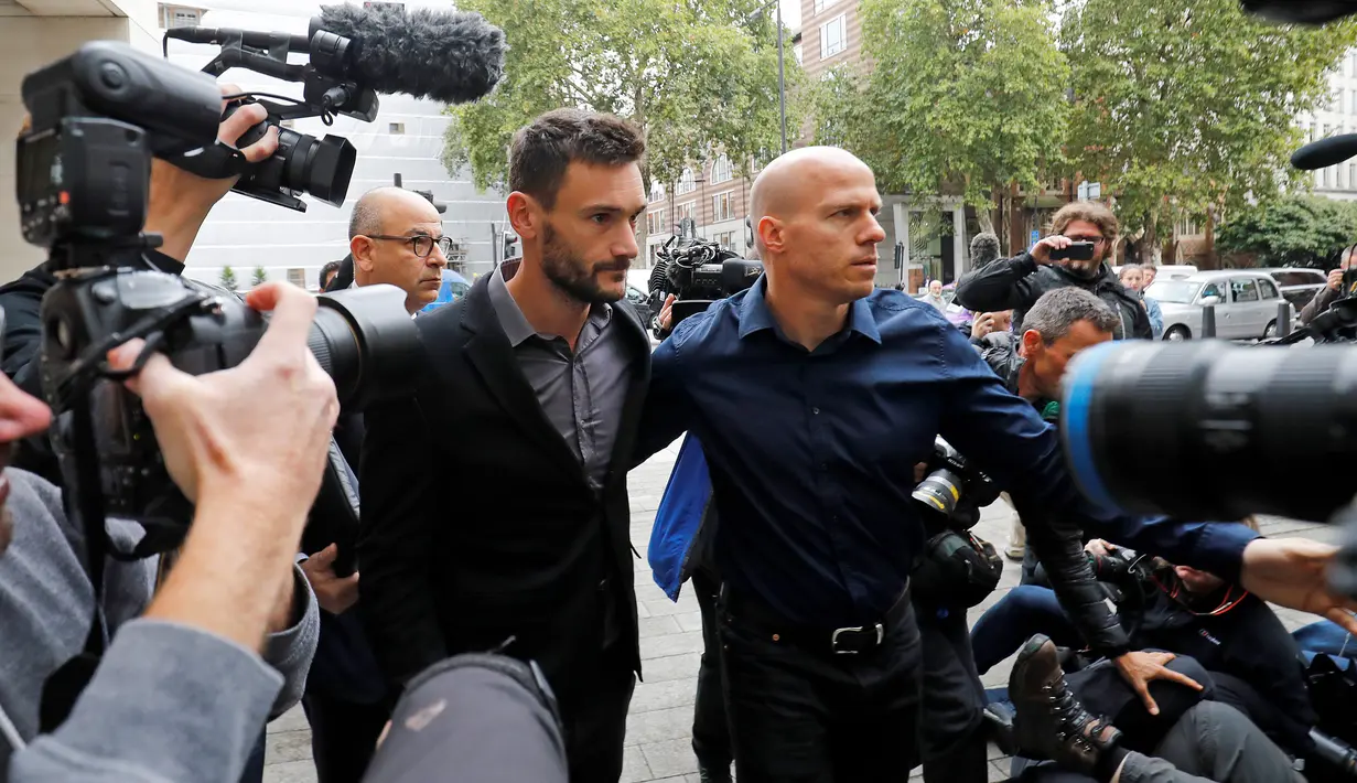Penjaga gawang Tottenham Hotspur, Hugo Lloris tiba di Westminster Magistrates Court, London (12/9). Pemain berusia 31 tahun menyampaikan permintaan maafnya terkait aksi tak terpuji yang dia lakukan. (AFP Photo/Tolga Akmen)