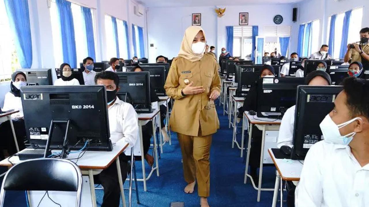Kemudian, pelamar dapat mengajukan pertanyaan melalui media resmi instansi untuk mengkonfirmasi apakah pemberitahuan yang Anda terima itu benar.