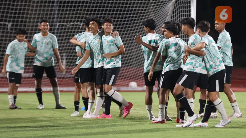 Foto: Potret Santai Skuad Timnas Indonesia U-16 dalam Official Training Jelang Laga Semifinal AFF U-16 2024 Kontra Australia