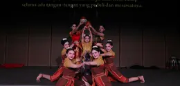 Melalui Tari Obah Gerabah, penonton diajak menyelami kehidupan masyarakat pengrajin gerabah yang hidup berdampingan dengan alam serta menjunjung tinggi semangat gotong royong. [Dok/Galeri Indonesia Kaya]