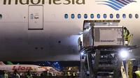 Pekerja menurunkan 1,2 juta dosis vaksin Covid-19  Sinovac di Bandara Soekarno Hatta Cengkareng, Banten (6/12/2020). Rencananya bahan baku curah vaksin juga akan segera tiba di Indonesia. (Handout/Indonesia Presidential Palace/AFP)