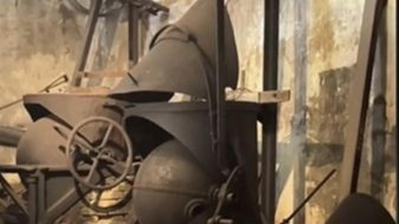 Dalam video, terlihat beberapa mesin-mesin berukuran besar yang dulu digunakan untuk menyangrai ratusan kilo kopi.