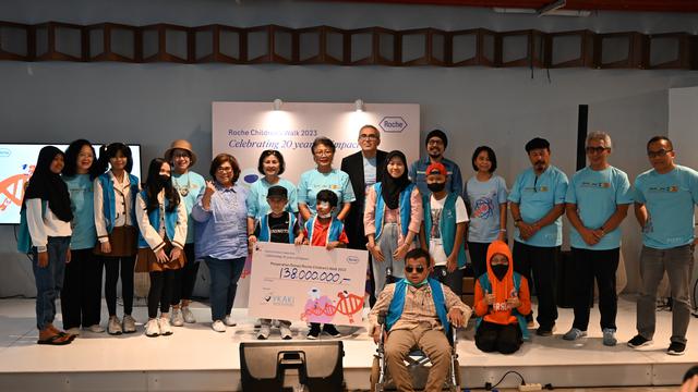 Karyawan Roche Indonesia mengumpulkan dana sebesar Rp138 juta dengan gerakan Roche's Children Walk. Donasi disalurkan melalui Yayasan Kasih Anak Kanker Indonesia (YKAKI).