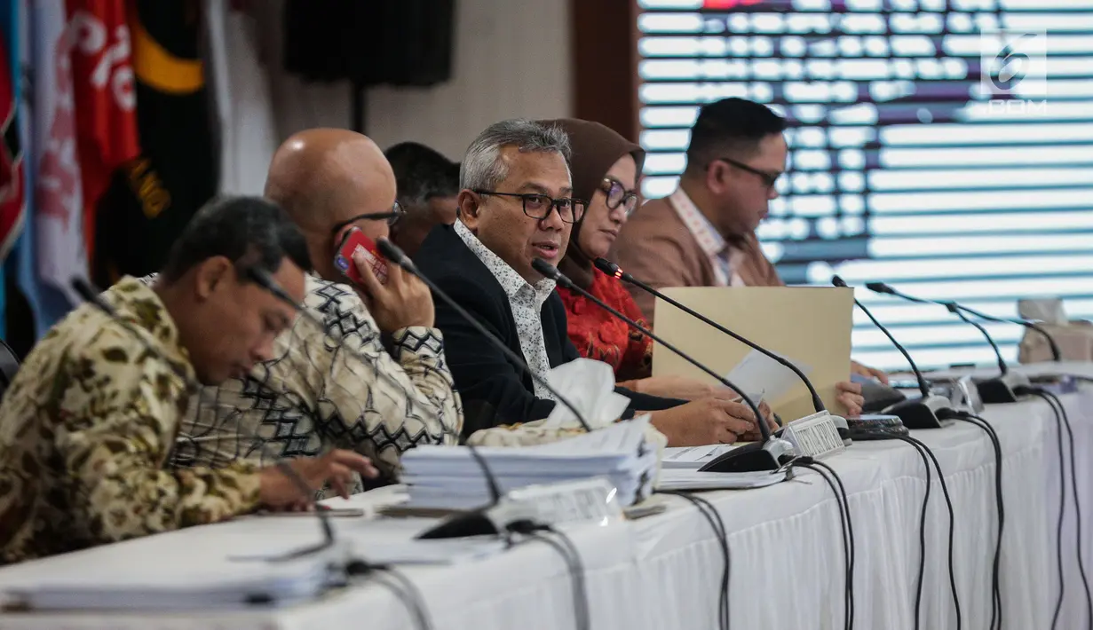 Ketua KPU Arief Budiman (tengah) memimpin rapat Rekapitulasi Hasil Penghitungan Perolehan Suara Tingkat Nasional dan Penetapan Hasil Pemilihan Umum Tahun 2019 di Jakarta, Minggu (19/5/2019). Rapat menetapkan perolehan suara dari Sulawesi Selatan dan PPLN Kuala Lumpur. (Liputan6.com/Faizal Fanani)
