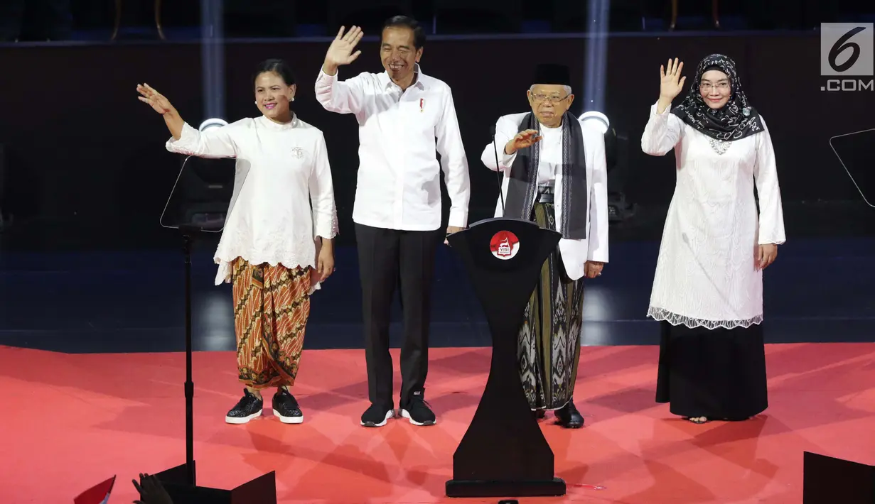 Wakil Presiden terpilih 2019-2024, KH Ma’ruf Amin (kedua kanan) bersama Presiden RI terpilih 2019-2014, Joko Widodo jelang pidato Visi Indonesia di SICC, Sentul, Kab Bogor, Jawa Barat, Minggu (14/7/2019). KH Ma’ruf Amin menutup pidato dengan doa bagi bangsa.  (Liputan6.com/Helmi Fithriansyah)