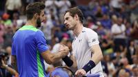 Andy Murray bersalaman dengan Marcel Granollers seusai laga babak kedua AS Terbuka 2016, Kamis (1/9/2016) waktu setempat. (EPA/Justin Lane)
