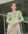 Cinta Laura Tampil Anggun dalam Kebaya berpita. Dok.  Ivory Studio