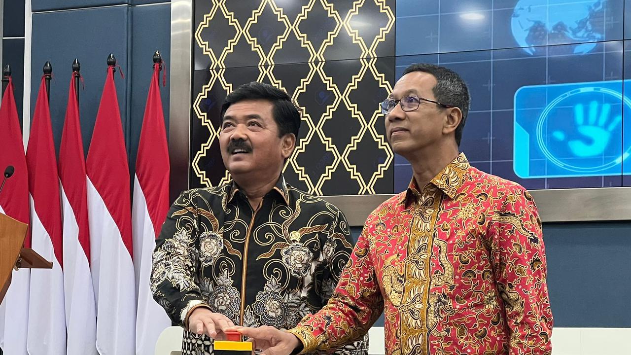 Menteri ATR/BPN Hadi Tjahjanto menyerahkan sertifikat Hak Pengelolaan (HPL) pada lokasi pembangunan tanggul laut (NCICD) untuk kawasan Kelurahan Cilincing dan Kalibaru.