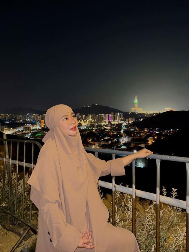 5 Potret Hijrah Modis Chikita Meidy di Tanah Suci, Gaya Busananya Jadi Inspirasi Lebaran 2025