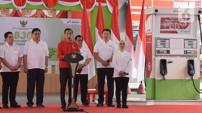 Presiden Joko Widodo atau Jokowi (tengah) memberi sambutan saat meresmikan Implementasi Program Biodiesel 30 persen (B30) di SPBU MT Haryono, Jakarta, Senin (23/12/2019).  Jokowi menargetkan implementasi program B40 pada tahun 2020 dan B50 pada tahun 2021. (Liputan6.com/Angga Yuniar)