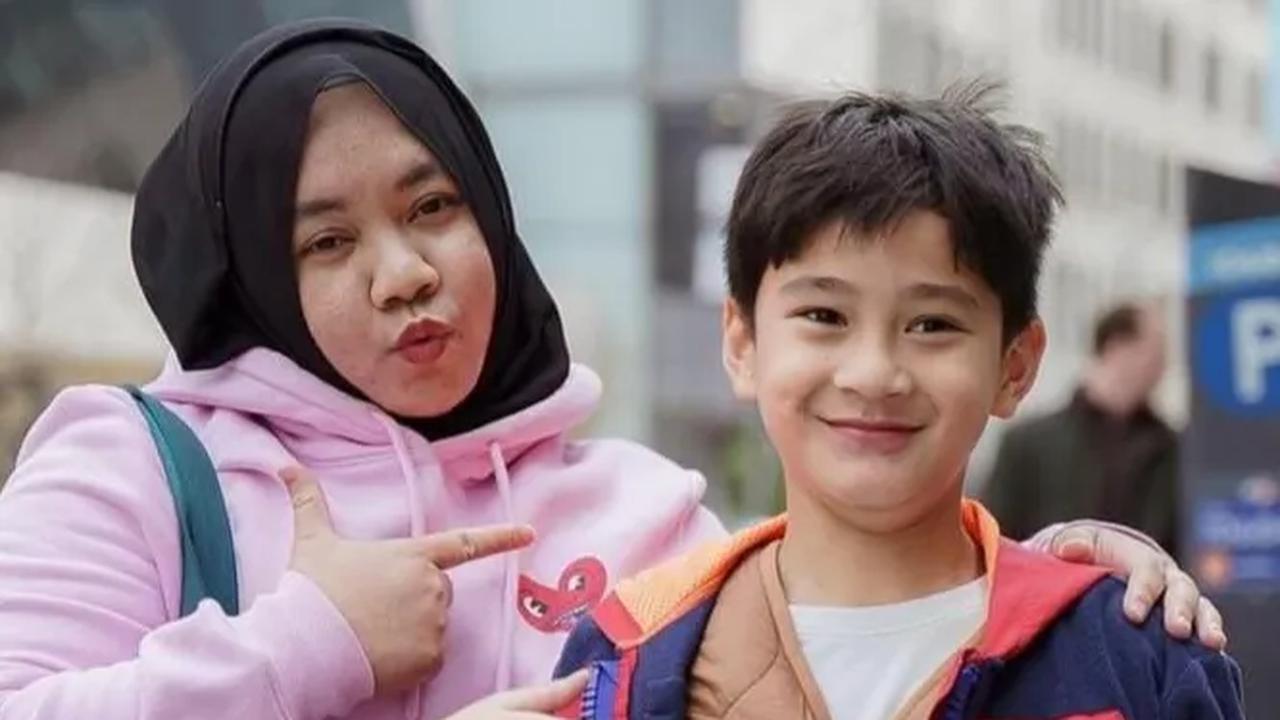 Potret Rafathar Bareng Lala di New York, Netizen Heboh 'Gawat Rafathar Udah Bisa Gaya