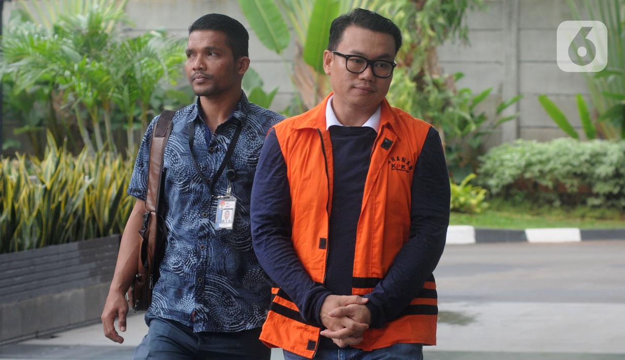 Mantan Dirut Perum Perindo Risyanto Suanda (kanan) saat akan menjalani pemeriksaan di Gedung KPK, Jakarta, Jumat (3/1/2020). Risyanto diperiksa sebagai tersangka untuk melengkapi berkas terkait menerima suap izin kuota impor ikan frozen pacific mackerel atau ikan salem. (merdeka.com/Dwi Narwoko)