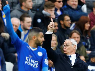 Leicester City kian kokoh di puncak klasemen Liga Inggris. Anak asuh Claudio Ranieri ini menang 4-0 atas Swansea City dalam laga Liga Inggris di Stadion King Power, Minggu (24/4/2016) malam WIB. (Reuters/Darren Staples)