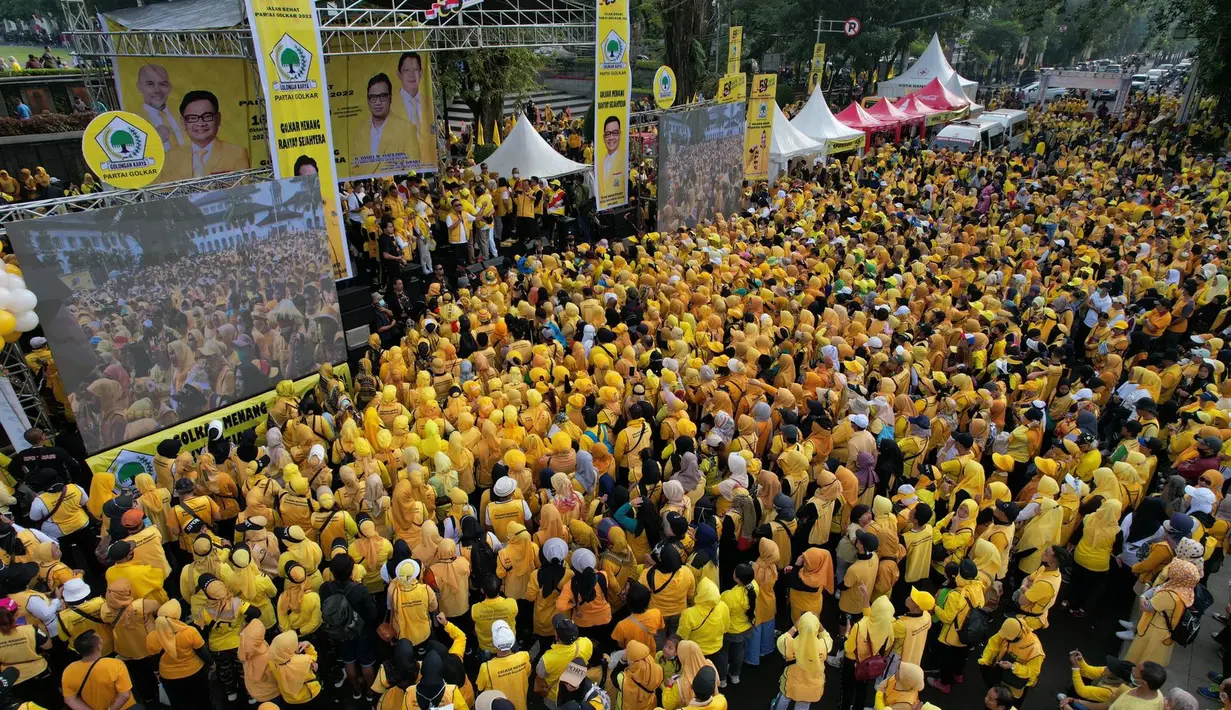 Warga berkumpul mengikuti kegiatan jalan sehat yang digelar DPD Partai Golkar Jawa Barat dan DPD Partai Golkar Kota Bandung di Area Lapangan Gasibu Jl. Diponegoro Bandung, Minggu (16/10/2022). Sedikitnya 138 ribu warga di berbagai kota dan Kabupaten di Jawa Barat, Minggu (16/10/2022) mengikuti Jalan Santai dalam rangka HUT Partai Gokar ke-58. (Foto:Dok Golkar)