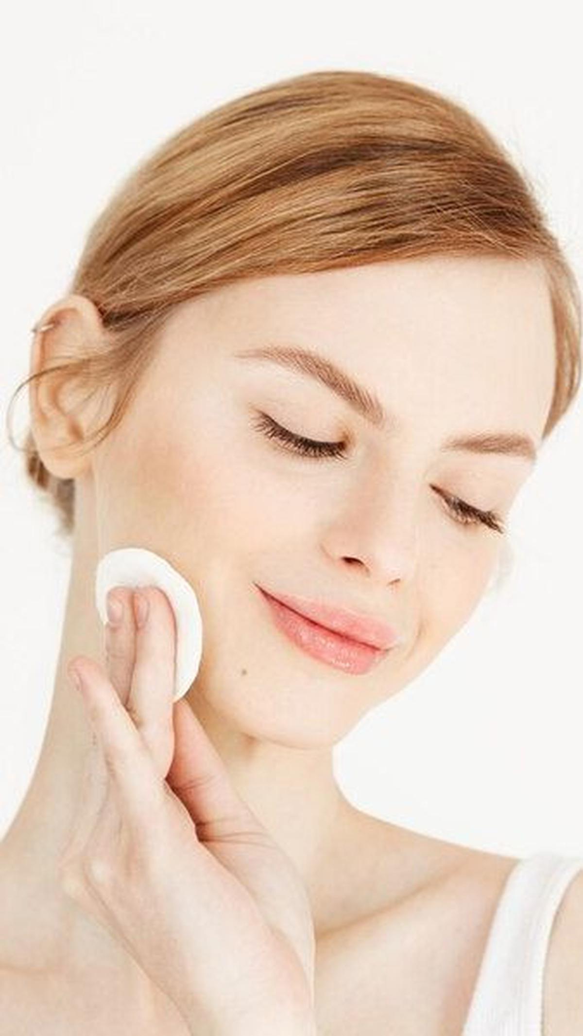 Dengan melakukan itu, Anda dapat menjaga kulit tetap sehat, bersih, dan berkilau. Seperti yang dikatakan oleh Coco Chanel, "Kecantikan dimulai ketika Anda memutuskan untuk menjadi diri sendiri." Jadi, jaga kulit Anda agar selalu terlihat dan merasa baik.