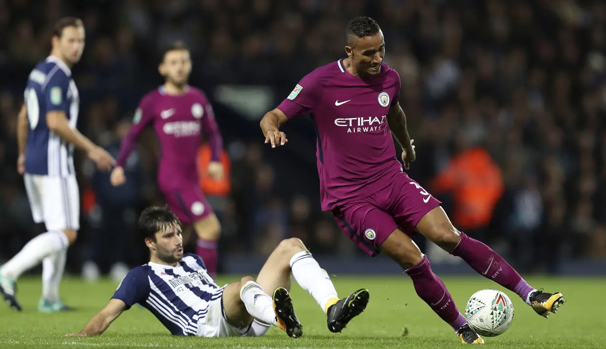Pemain Manchester City, Danilo (kanan) melewati adangan pemain West Bromwich Albion, Claudio Yacob pada laga Piala Liga Inggris di The Hawthorns, West Bromwich, (20/9/2017). City menang 2-1.(David Davies/PA via AP)