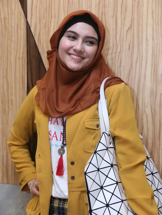 Dalam mengajarkan pendidikan agama pada anaknya, ia juga tidak mau memaksakannya. (Nurwahyunan/Bintang.com)