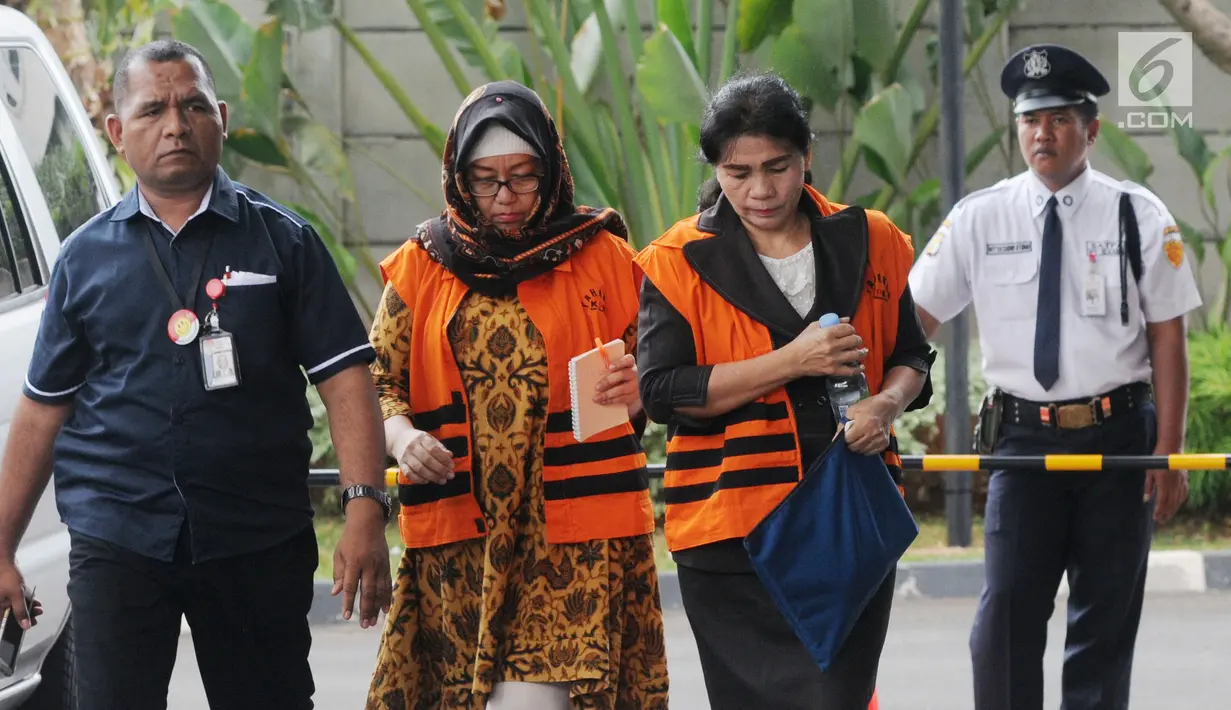 Mantan anggota DPRD Sumut Rahmianna Delima Pulungan (dua kiri) dan Hakim Adhoc Tipikor PN Medan Merry Purba (dua kanan) tiba di Gedung KPK, Jakarta, Kamis (20/9). Keduanya banyak menunduk saat tiba di Gedung KPK. (Merdeka.com/Dwi Narwoko)