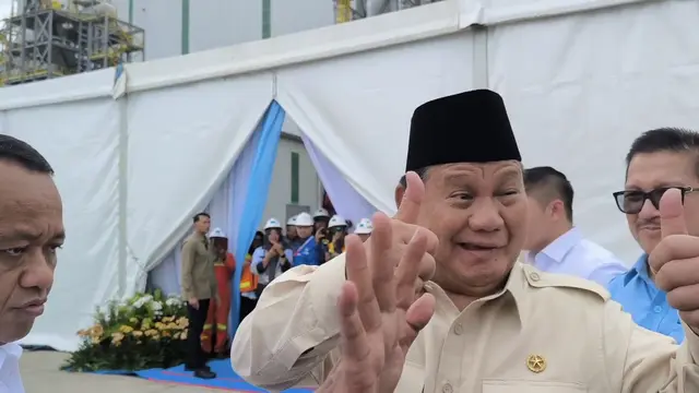 Presiden Prabowo Subianto melemparkan salam dua jempol usai ditanya wartawan perihal Revisi Undang-Undang TNI (RUU TNI) yang menjadi polemik di masyarakat.
