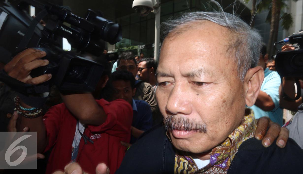 Wakil DPRD DKI Jakarta, Ferri Sofyan terlihat lesu usai diperiksa oleh komisi Pemberantasan korupsi (KPK), Jakarta, Senin (11/4/2016). Ferri diperiksa sebagai saksi kasus M. Sanusi dalam raperda Reklamasi Pesisir Jakarta. (Liputan6.com/Helmi Afandi)