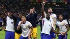 Pemain timnas Prancis melakukan selebrasi usai memenangi laga perempat final Euro 2024 melawan Portugal di Volksparkstadion, Hamburg, Jumat 5 Juli 2024 atau Sabtu 6 Juli 2024 dini hari WIB. (FRANCK FIFE/AFP)
