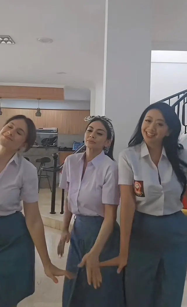 6 Potret Wulan Guritno, Masayu Anastasia, dan Asri Welas berseragam SMA, usia 40-an cocok jadi ABG