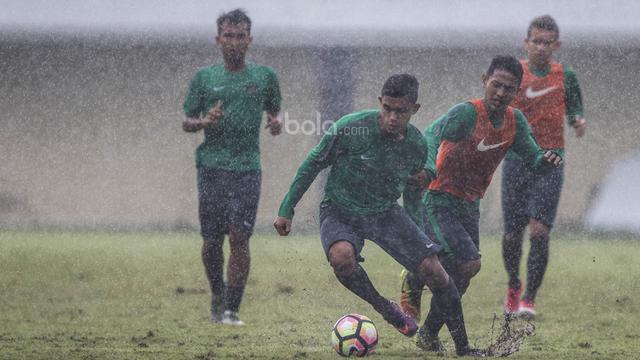 FOTO: Hujan, Timnas Indonesia U-22 Tetap Semangat Latihan