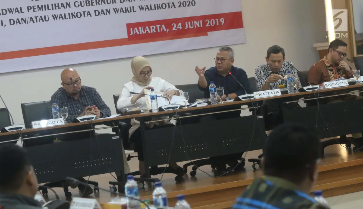 Ketua KPU, Arief Budiman (tengah) bersama para komisioner saat Uji Publik Rancangan Peraturan KPU tentang Tahapan, Program dan Jadwal Penyelenggaraan Pemilihan Gubernur/Wakil Gubernur, Bupati/Wakil Bupati dan Walikota/Wakil Walikota tahun 2020, Jakarta, (24/6/2019). (Liputan6.com/Helmi Fithriansyah)