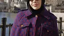 Aurel Hermansyah tampil memukau dengan kerudung meleyot saat traveling. Ia tetap terlihat begitu modern. [@aurelie.hermansyah].