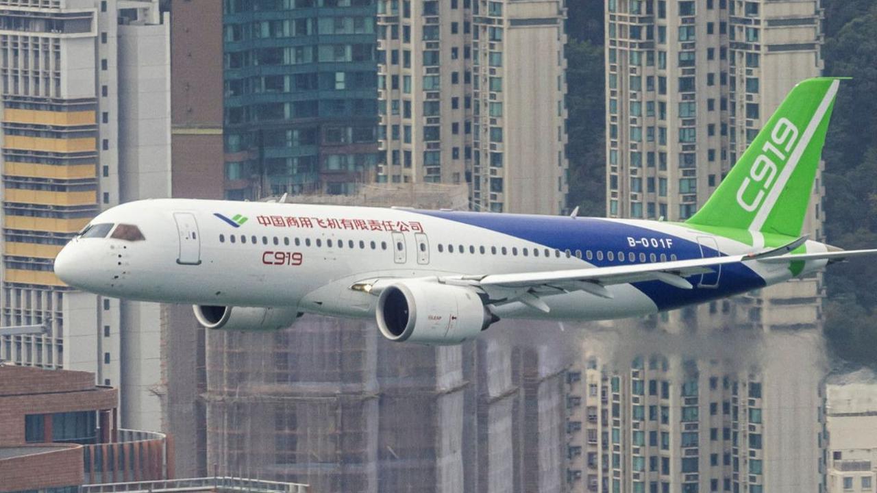 China memamerkan pesawat komersial pertama buatan dalam negeri di Hong Kong, Sabtu (16/12/2023). Pesawat tersebut melakukan penerbangan di atas Pelabuhan Victoria, Hong Kong.