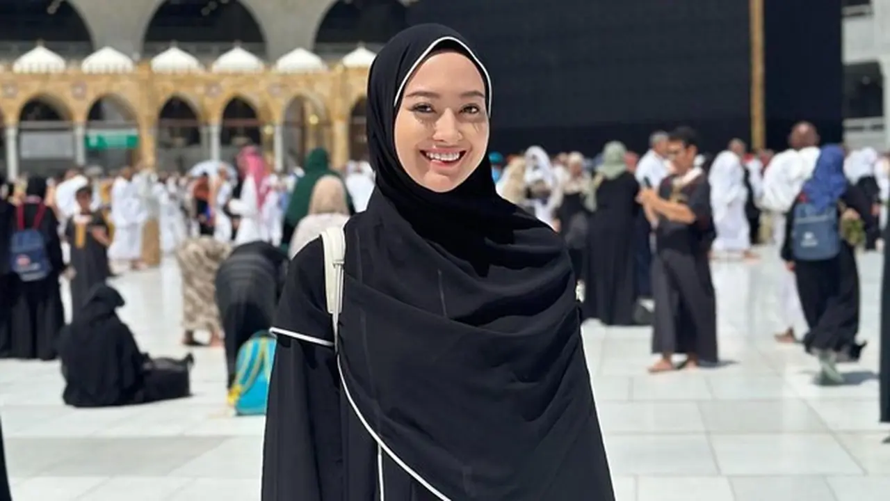 7 Potret Puteri Modiyanti 'Anak' Tommy Soeharto Jalani Umroh, Curi Perhatian